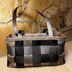 Harveys Original seatbelt bag in shades of black and grey - classic purse